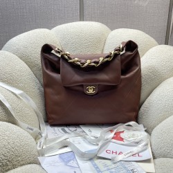 980 25k腋下包嬉皮hobo包太酷啦25k嬉皮hobo包经典大菱格大粗链条点8沉甸甸的金链条很有分感表面做旧效果很有Vintage中古感包身柔软 容量非常大好看又能装的hobo谁能拒绝上身随性又潇洒尺寸53x43x9cm 5839