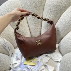 780 25k underarm bag hippie hobo bag is too cool 25k hippie hobo bag classic large diamond lattice big thick chain point 8 heavy gold chain is very sense of points the surface of the old effect is very Vintage sense of antique body soft capacity is very l