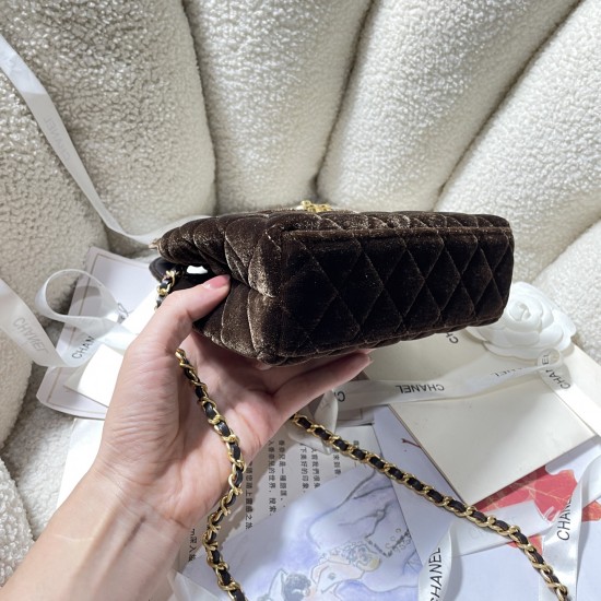600 Spot 24A Kelly Handle Bag Velvet Cloth Fashion is a cycle of popular vintage kelly was redesigned by Chanel revitalized vintage Kelly with the classic handle handles named in the base plus leather through the chain shoulder strap to subvert the tradit