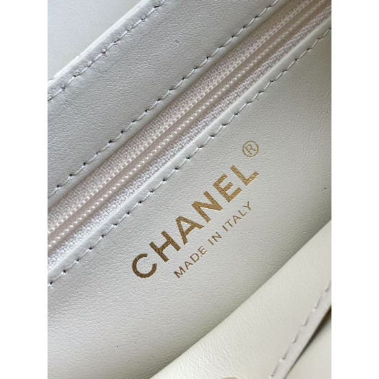 630 25c Kelly handle bag Fashion is a cycle of popular vintage kelly was redesigned by Chanel revitalized vintage Kelly to the classic handle handbag name in the base plus leather through the chain shoulder strap subversion of the traditional more casual 