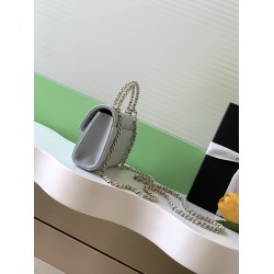 580 25A Cross Handle Leather Horizontal Large Horizontal flap design Retro and fashionable Leather interlocking chain handle is absolutely beautiful High-end sense of full of feel is also first-class Whether you are shoulder or handheld can easily manage 