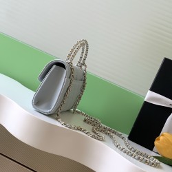 580 25A Cross Handle Leather Horizontal Large Horizontal flap design Retro and fashionable Leather interlocking chain handle is absolutely beautiful High-end sense of full of feel is also first-class Whether you are shoulder or handheld can easily manage 