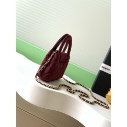 560 25a Kelly Velvet Fashion is a reincarnation of the popular vintage Kelly was redesigned by Chanel vintage Kelly with the classic handle hand out of the name in the base plus leather through the chain shoulder strap subvert the tradition of more casual