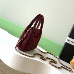 560 25a Kelly Velvet Fashion is a reincarnation of the popular vintage Kelly was redesigned by Chanel vintage Kelly with the classic handle hand out of the name in the base plus leather through the chain shoulder strap subvert the tradition of more casual