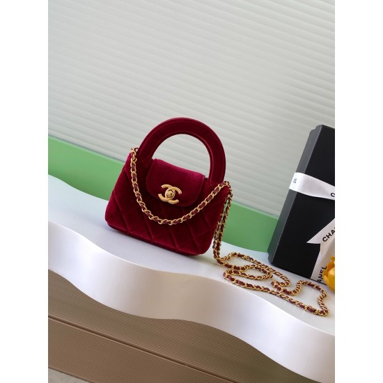 560 25a Kelly Velvet Fashion is a reincarnation of the popular vintage Kelly was redesigned by Chanel vintage Kelly with the classic handle hand out of the name in the base plus leather through the chain shoulder strap subvert the tradition of more casual