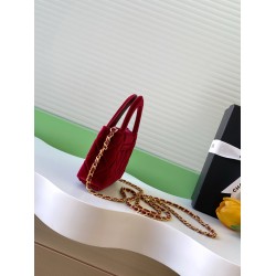 560 25a Kelly Velvet Fashion is a reincarnation of the popular vintage Kelly was redesigned by Chanel vintage Kelly with the classic handle hand out of the name in the base plus leather through the chain shoulder strap subvert the tradition of more casual