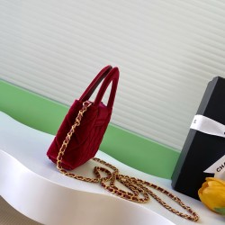 560 25a Kelly Velvet Fashion is a reincarnation of the popular vintage Kelly was redesigned by Chanel vintage Kelly with the classic handle hand out of the name in the base plus leather through the chain shoulder strap subvert the tradition of more casual