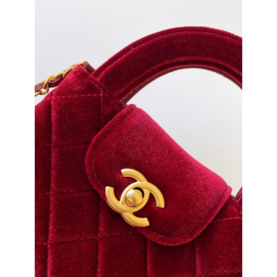 560 25a Kelly Velvet Fashion is a reincarnation of the popular vintage Kelly was redesigned by Chanel vintage Kelly with the classic handle hand out of the name in the base plus leather through the chain shoulder strap subvert the tradition of more casual