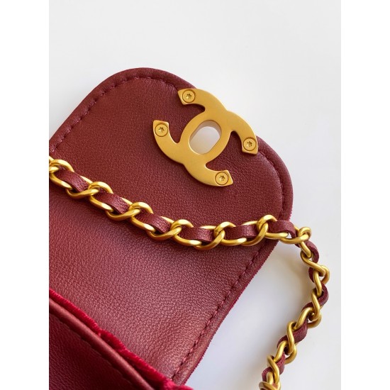 560 25a Kelly Velvet Fashion is a reincarnation of the popular vintage Kelly was redesigned by Chanel vintage Kelly with the classic handle hand out of the name in the base plus leather through the chain shoulder strap subvert the tradition of more casual