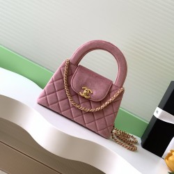 630 25a Kelly Velvet Fashion is a reincarnation of the big hit vintage Kelly was redesigned by Chanel vintage Kelly to the classic handle hand out of the name in the base plus leather through the chain shoulder strap to subvert the tradition of more casua