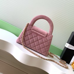 630 25a Kelly Velvet Fashion is a reincarnation of the big hit vintage Kelly was redesigned by Chanel vintage Kelly to the classic handle hand out of the name in the base plus leather through the chain shoulder strap to subvert the tradition of more casua