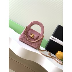 560 25a Kelly Velvet Fashion is a reincarnation of the popular vintage Kelly was redesigned by Chanel vintage Kelly with the classic handle hand out of the name in the base plus leather through the chain shoulder strap subvert the tradition of more casual