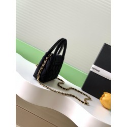 560 25a Kelly Velvet Fashion is a reincarnation of the popular vintage Kelly was redesigned by Chanel vintage Kelly with the classic handle hand out of the name in the base plus leather through the chain shoulder strap subvert the tradition of more casual