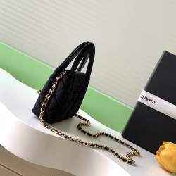 560 25a Kelly Velvet Fashion is a reincarnation of the popular vintage Kelly was redesigned by Chanel vintage Kelly with the classic handle hand out of the name in the base plus leather through the chain shoulder strap subvert the tradition of more casual