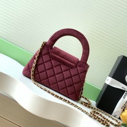 630 25a Kelly Velvet Fashion is a reincarnation of the big hit vintage Kelly was redesigned by Chanel vintage Kelly to the classic handle hand out of the name in the base plus leather through the chain shoulder strap to subvert the tradition of more casua