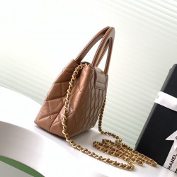 630 25c Kelly handle bag Fashion is a cycle of popular vintage kelly was redesigned by Chanel revitalized vintage Kelly to the classic handle handles named in the base plus leather through the chain shoulder strap to subvert the tradition of more casual a