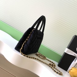 630 25a Kelly Velvet Fashion is a reincarnation of the big hit vintage Kelly was redesigned by Chanel vintage Kelly to the classic handle hand out of the name in the base plus leather through the chain shoulder strap to subvert the tradition of more casua
