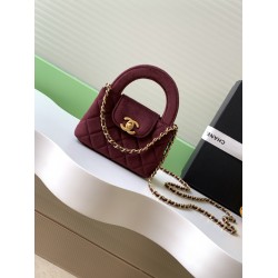 560 25a Kelly Velvet Fashion is a reincarnation of the popular vintage Kelly was redesigned by Chanel vintage Kelly with the classic handle hand out of the name in the base plus leather through the chain shoulder strap subvert the tradition of more casual