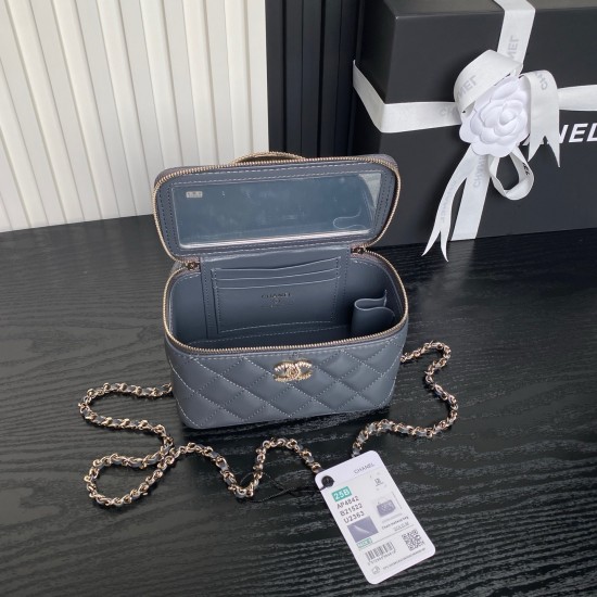 710 Chane124B rhinestone handle cosmetic bag AP4842 really good look at first sight fell in love with the design of the handle is too exquisite diamonds in the glittering heartwarming to the small body of the bag unique spiral handle and the combination o