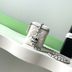 630 25b new makeup bag lambskin really exquisite Oh high value enamel logo double C adjustable buckle is a bright spot more and more love this makeup bag with hand carry is very beautiful ah with any clothes can make you absolutely beautiful Model No. AP3