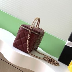 680 25b Double C logo with diamonds Cosmetic case Exquisite handle design more fashionable Lambskin with metal hardware texture wear-resistant and durable Classic design and style versatile and practical really exquisite Oh high value Small more and more 