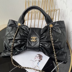 780 Chanel 25C fall and winter runway bow bag design and style analysis Material variety of styles changeable practical aesthetics of daily elegance despite the appearance of charming and exquisite practicality and capacity has also been a perfect balance
