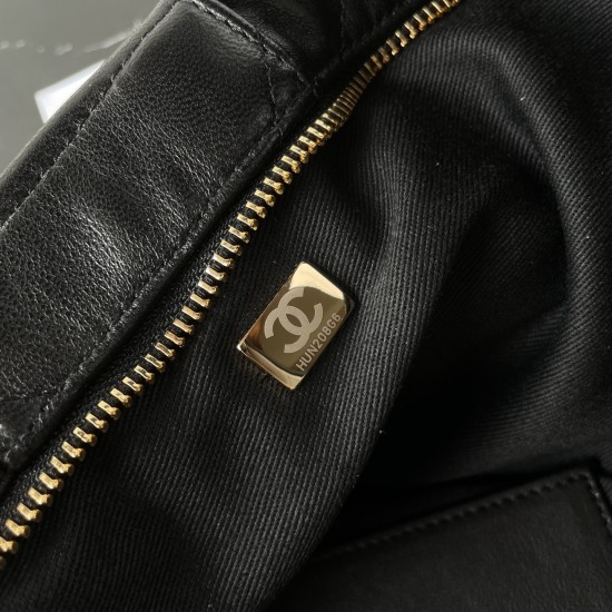 780 Chanel 25C fall and winter runway bow bag design and style analysis Material variety of styles changeable practical aesthetics of daily elegance despite the appearance of charming and exquisite practicality and capacity has also been a perfect balance