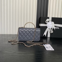 680 Chane124B rhinestone handle cosmetic bag AP4831 really good look at first sight fell in love with the design of the handle is too exquisite diamonds in the glittering heartwarming to the small body of the bag unique spiral handle and sheepskin leather