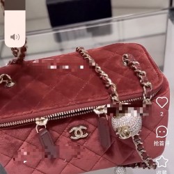 680 black dark date red burgundy brown purple orchid pink 7 colors to choose from silk diamonds gold beads buckle OHANEL 25B explosive box bag subtle chic chain small cosmetic case can be put down the capacity of the phone is very touching very practical 