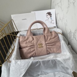 680 Chanel 25C fall and winter runway bow bag design and style analysis Material variety of styles changeable practical aesthetics of daily elegance despite the appearance of charming and exquisite practicality and capacity has also been a perfect balance