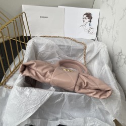 680 Chanel 25C fall and winter runway bow bag design and style analysis Material variety of styles changeable practical aesthetics of daily elegance despite the appearance of charming and exquisite practicality and capacity has also been a perfect balance