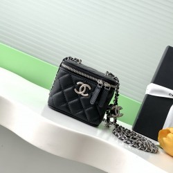 630 25b new makeup bag lambskin really exquisite Oh high value enamel logo double C adjustable buckle is a bright spot more and more love this makeup bag with hand carry is very beautiful ah with any clothes can make you absolutely beautiful Model No. AP3