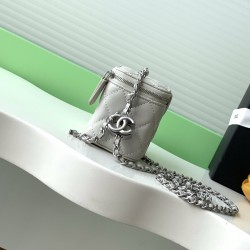 630 25b new makeup bag lambskin really exquisite Oh high value enamel logo double C adjustable buckle is a bright spot more and more love this makeup bag with hand carry is very beautiful ah with any clothes can make you absolutely beautiful Model No. AP3