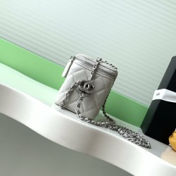 680 25b new cosmetic bag lambskin really exquisite Oh high value enamel logo double C adjustable buckle is a highlight more and more love this cosmetic bag with hand carry is very beautiful ah with any clothes can make you absolutely beautiful Model No. A