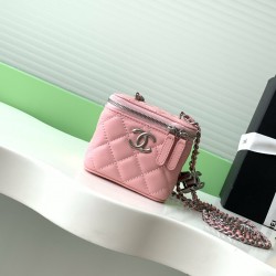 630 25b new makeup bag lambskin really exquisite Oh high value enamel logo double C adjustable buckle is a bright spot more and more love this makeup bag with hand carry is very beautiful ah with any clothes can make you absolutely beautiful Model No. AP3