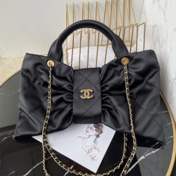 680 Chanel 25C fall and winter runway bow bag design and style analysis Material variety of styles changeable practical aesthetics of everyday elegance despite the appearance of charming and exquisite practicality and capacity has also been a perfect bala