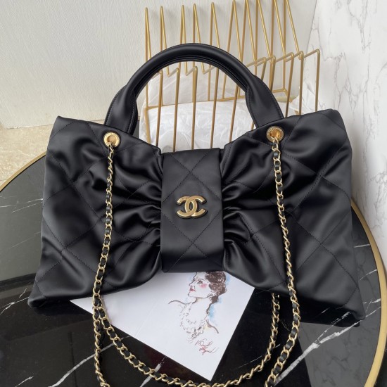 680 Chanel 25C fall and winter runway bow bag design and style analysis Material variety of styles changeable practical aesthetics of everyday elegance despite the appearance of charming and exquisite practicality and capacity has also been a perfect bala
