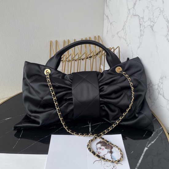 680 Chanel 25C fall and winter runway bow bag design and style analysis Material variety of styles changeable practical aesthetics of everyday elegance despite the appearance of charming and exquisite practicality and capacity has also been a perfect bala