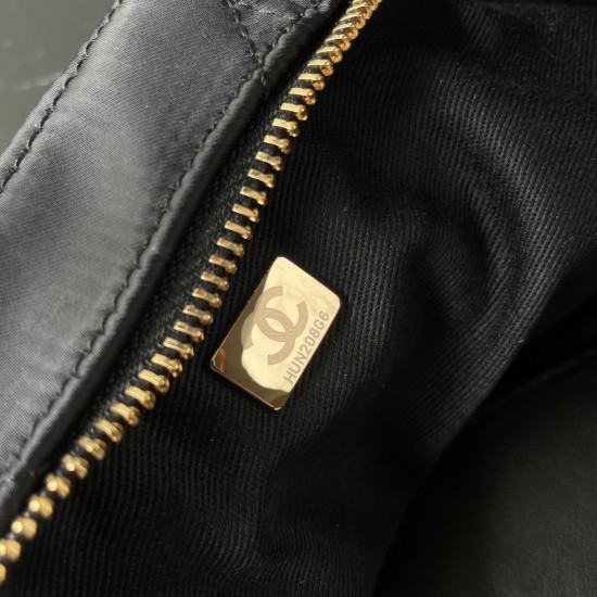 680 Chanel 25C fall and winter runway bow bag design and style analysis Material variety of styles changeable practical aesthetics of everyday elegance despite the appearance of charming and exquisite practicality and capacity has also been a perfect bala