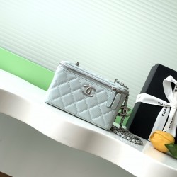 680 25b new cosmetic bag lambskin really exquisite Oh high value enamel logo double C adjustable buckle is a highlight more and more love this cosmetic bag with hand carry is very beautiful ah with any clothes can make you absolutely beautiful Model No. A