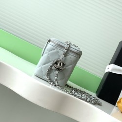 680 25b new cosmetic bag lambskin really exquisite Oh high value enamel logo double C adjustable buckle is a highlight more and more love this cosmetic bag with hand carry is very beautiful ah with any clothes can make you absolutely beautiful Model No. A