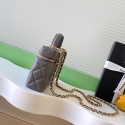 610 Chanel Sheepskin Mandarin Ducks Buckle 25C LP Handle Cosmetic Bag Box Bag Color very classic and durable shape pleasant pleasant capacity is also very large sun put two large cell phones is also more than enough love love shoulder strap can also be fr