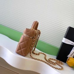 610 Chanel Sheepskin Mandarin Ducks Buckle 25C LP Handle Cosmetic Bag Box Bag Color very classic and durable shape pleasant pleasant capacity is also very large sun put two large cell phones is also more than enough love love shoulder strap can also be fr