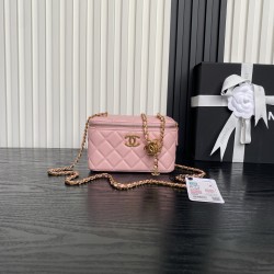 710 Chane125B new cosmetic bag Ap3940 small small really exquisite Oh high value logo double C adjustable buckle is a bright spot more and more love this cosmetic bag with hand carry are very beautiful ah with any clothes can make you absolutely beautiful