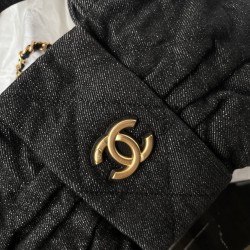 650 Chanel 25C fall and winter runway bow bag design and style analysis Material variety of styles changeable practical aesthetics of daily elegance despite the appearance of charming and exquisite practicality and capacity has also been a perfect balance