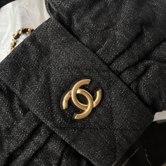 650 Chanel 25C fall and winter runway bow bag design and style analysis Material variety of styles changeable practical aesthetics of daily elegance despite the appearance of charming and exquisite practicality and capacity has also been a perfect balance