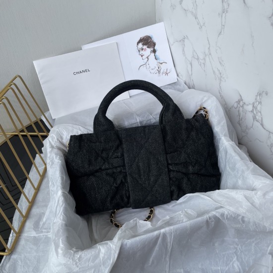 650 Chanel 25C fall and winter runway bow bag design and style analysis Material variety of styles changeable practical aesthetics of daily elegance despite the appearance of charming and exquisite practicality and capacity has also been a perfect balance
