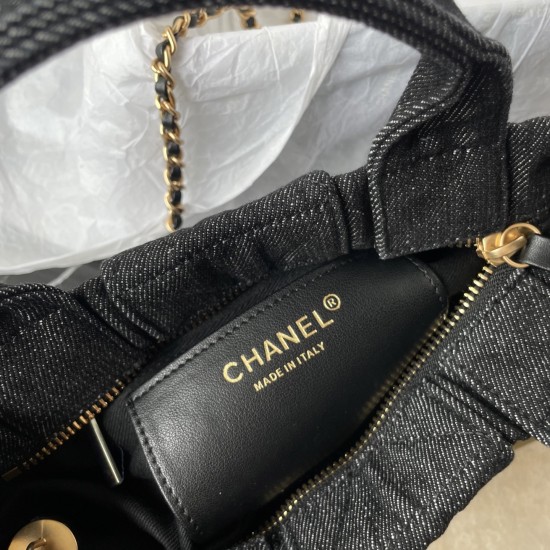 650 Chanel 25C fall and winter runway bow bag design and style analysis Material variety of styles changeable practical aesthetics of daily elegance despite the appearance of charming and exquisite practicality and capacity has also been a perfect balance