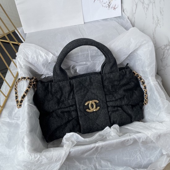 650 Chanel 25C fall and winter runway bow bag design and style analysis Material variety of styles changeable practical aesthetics of daily elegance despite the appearance of charming and exquisite practicality and capacity has also been a perfect balance