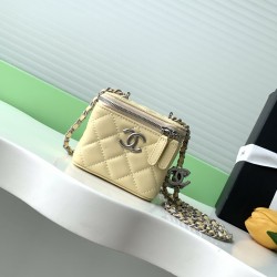 630 25b new makeup bag lambskin really exquisite Oh high value enamel logo double C adjustable buckle is a bright spot more and more love this makeup bag with hand carry is very beautiful ah with any clothes can make you absolutely beautiful Model No. AP3
